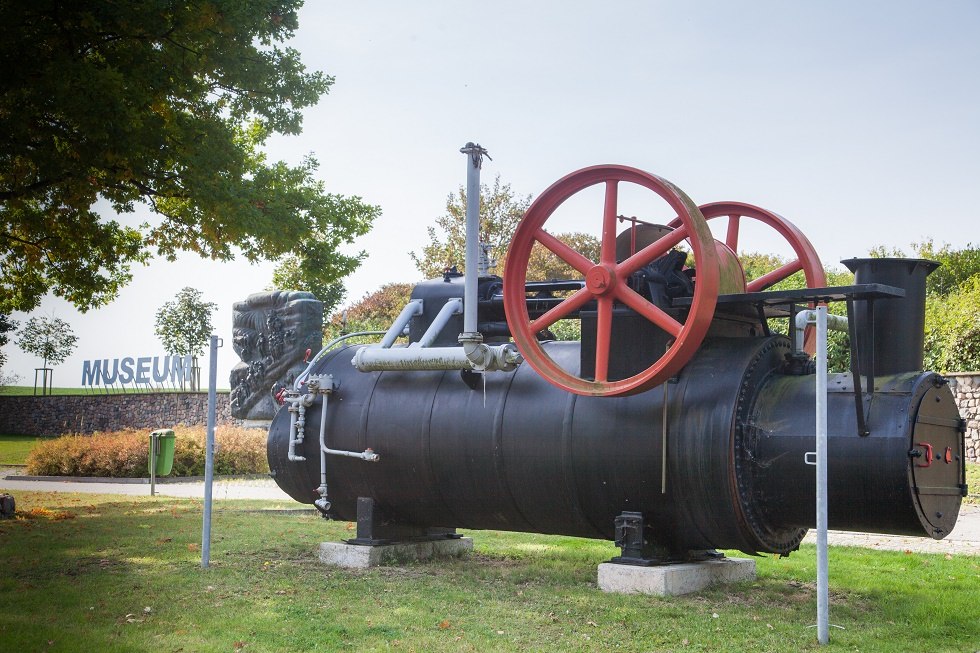 An old steam engine directly on the main road., © Frank Burger