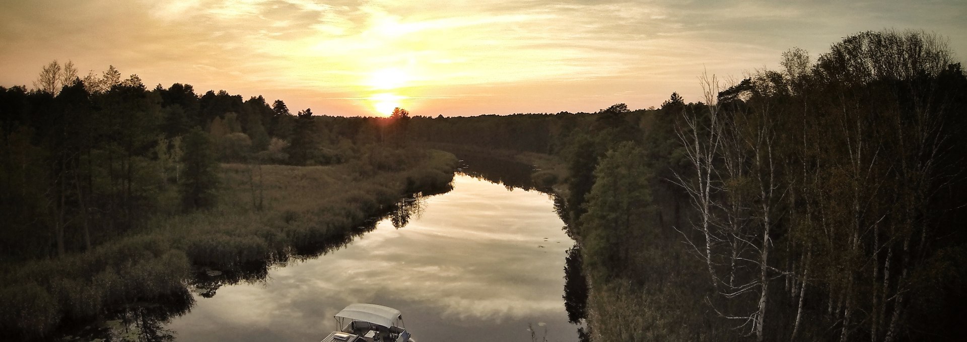 A freecamper with camper rides on the Havel towards the sunrise., © freecamper