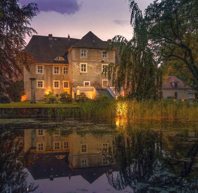 Mellenthin moated castle at dusk, © Wasserschloss Mellenthin