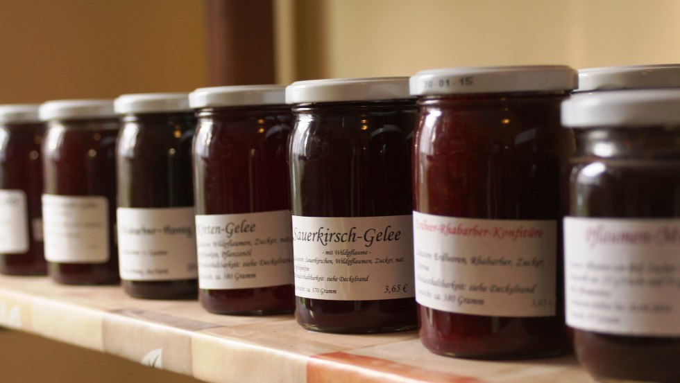 Delicious like own jams and jellies,honey from the region, sausage specialties and much more, © Hof-Laden Nr. 23 und Lese-Café