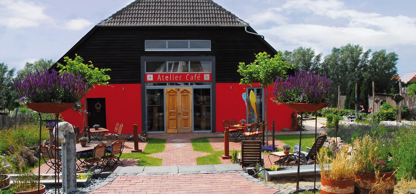 The stylishly converted barn in Sembzin is a place of leisure for friends of art and culinary delights., © M. Cremer