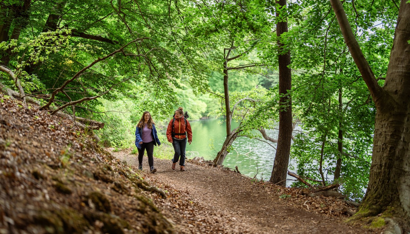 907 kilometers across the nature parks of Mecklenburg-Vorpommern: The nature park trail offers an incredible amount of variety and is perfect for newcomers. Marie and Linda take on the hike!, © TMV/Gross