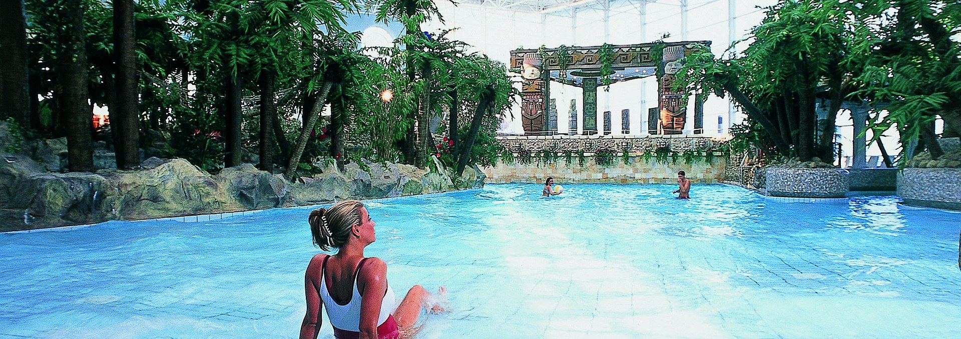 The wave pool, one of the many different water attractions, © HanseDom Stralsund GmbH