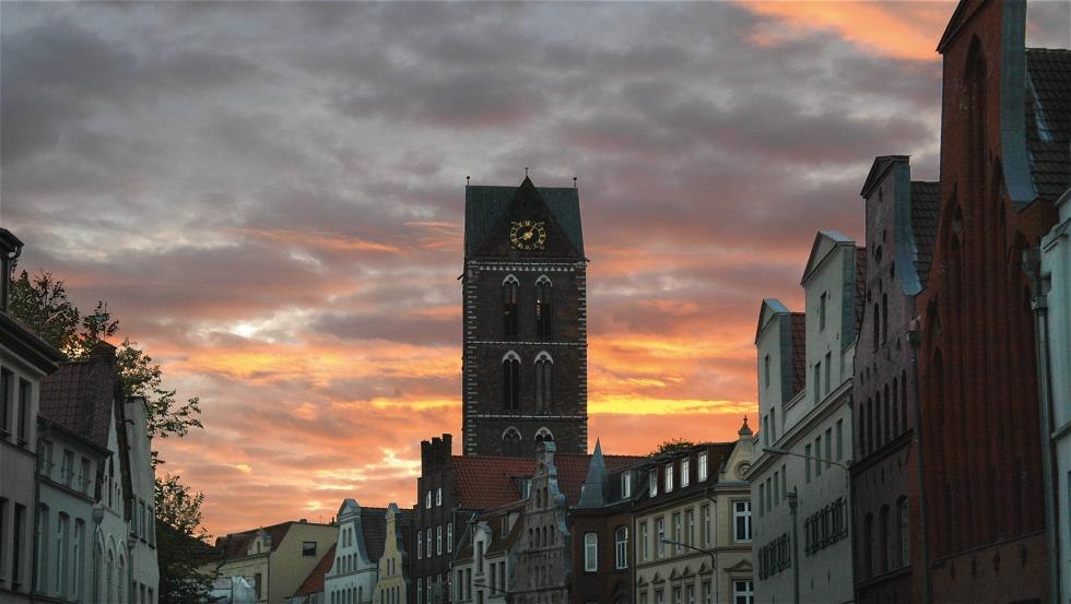 Tower of St. Mary at sunset through the alleys, © M. Pagels