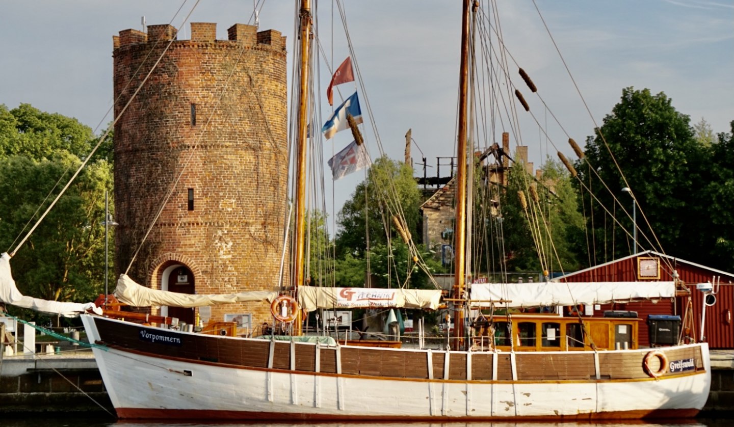 "Vorpommern" in front of the Fangenturm in Greifswald, © GMG/Gudrun Krüger