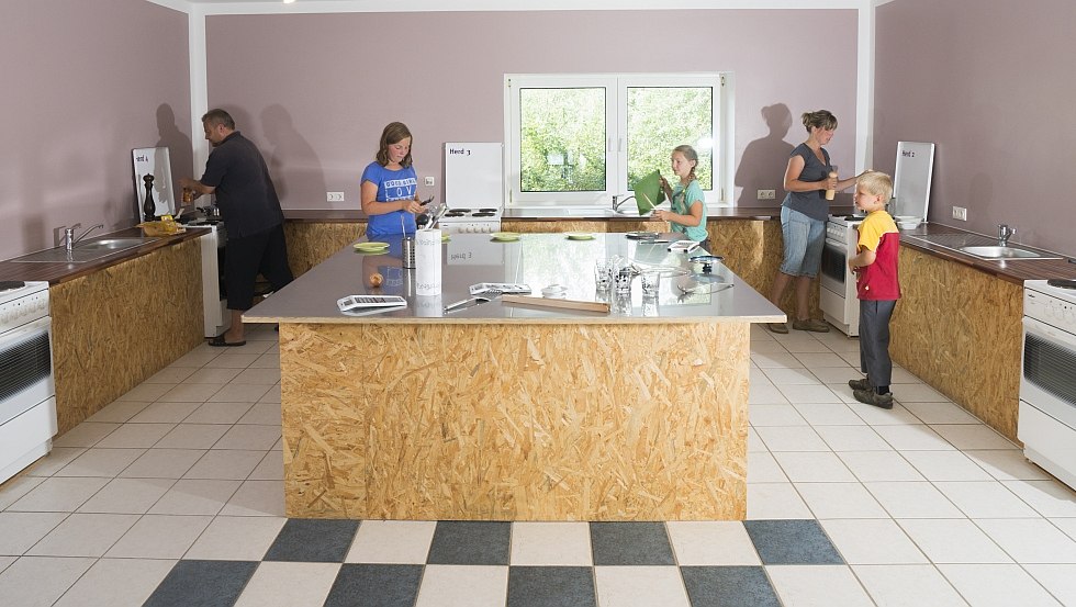 Cooking, baking, sizzling on 5 stoves with large work surface, © Campingplatz Seehof GmbH