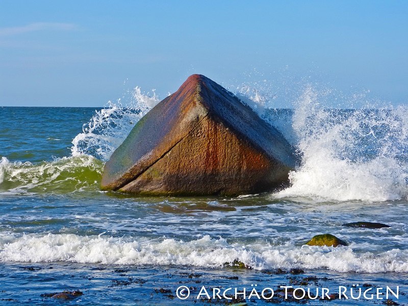 The erratic boulder "Schwanstein" is located in the roaring Baltic Sea, only 20 m from the beach., © Archäo Tour Rügen