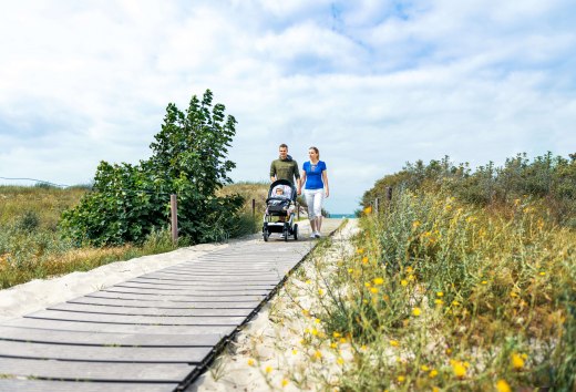 Families with small children also benefit from paved beach access., © TMV/Tiemann