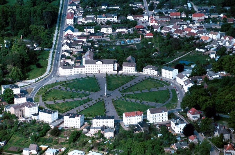 Circus Putbus is surrounded by white classicist buildings in the traffic circle. In the center stands the 19 m high obelisk., © Tourismuszentrale Rügen