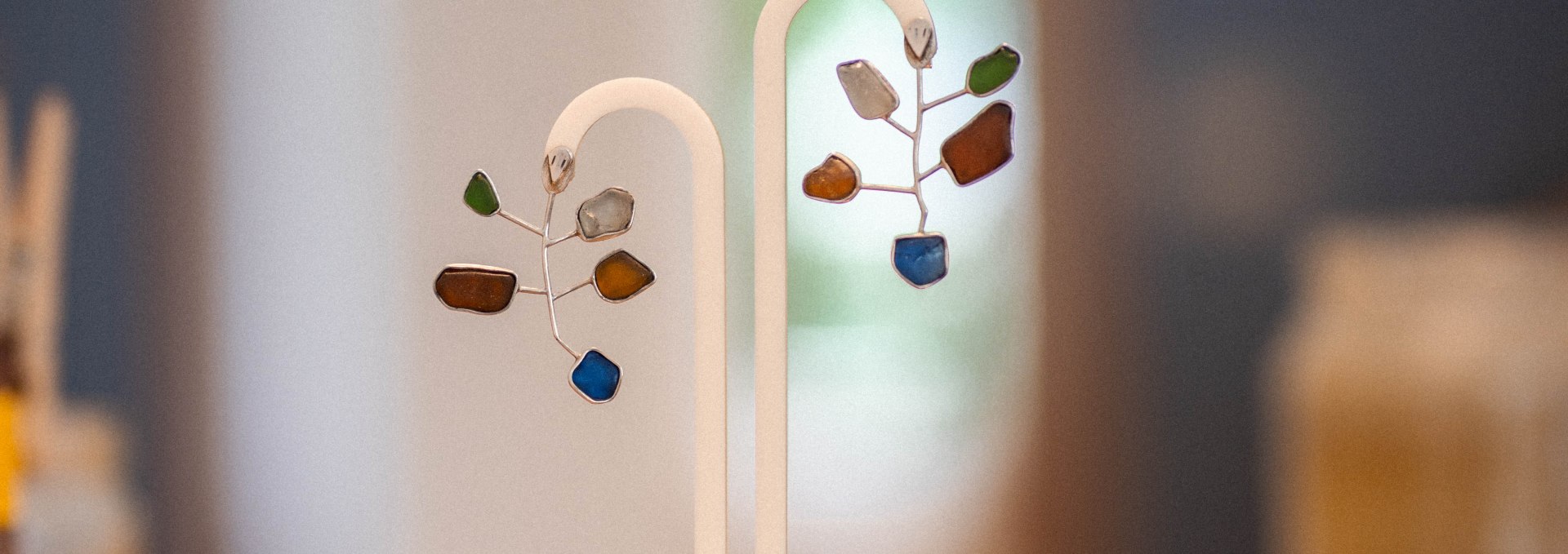 Individually crafted: silver earrings with pieces of glass collected from the Baltic Sea beach., © Jessica Bröckl