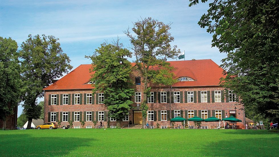 From the outside, the Ludorf manor house appears rather plain - inside, baroque paintings decorate the ceilings of the Renaissance building, © TMV/Legrand