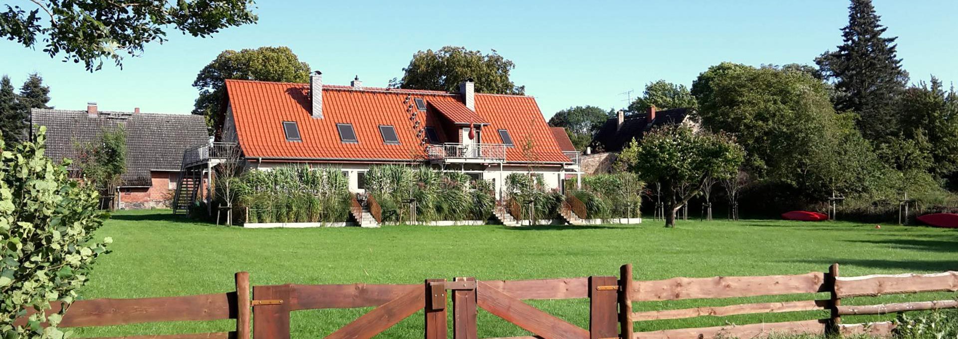 Plenty of space to play and relax on the large lawn in front of the cottage., © northtours - Tante Polly / A. Krämer