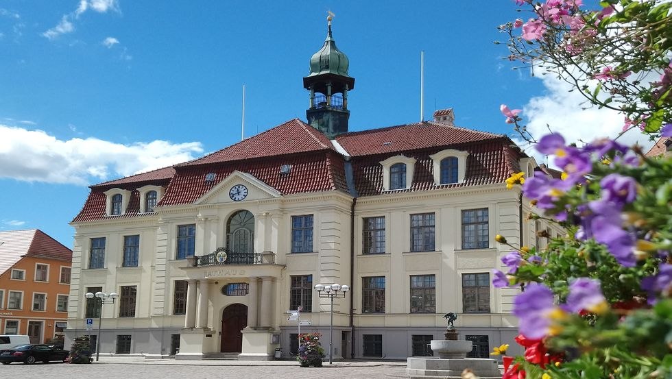 Town hall with pike fountain in Teterow, © Jana Koch