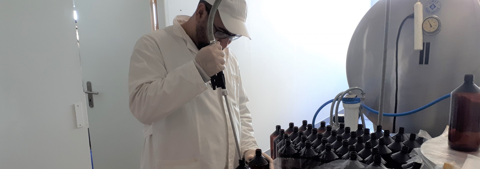 Herbal berry bottling by hand, © Ostsee-Probiotika GmbH