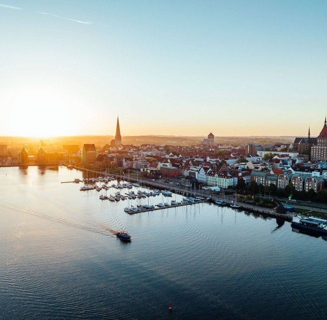 Sunrise in Rostock's city harbor, © TMV/Gänsicke