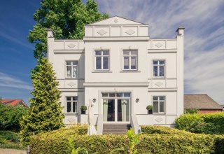 Just a few steps away from the picturesque natural harbor on the Krumminer Wiek, the historic Krummin manor house awaits its guests on Usedom., © Gutshaus Krummin / Matthias Friel