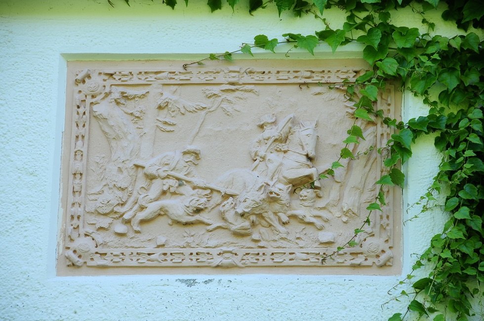 Terracotta slab above the main entrance, © Tourismuszentrale Rügen