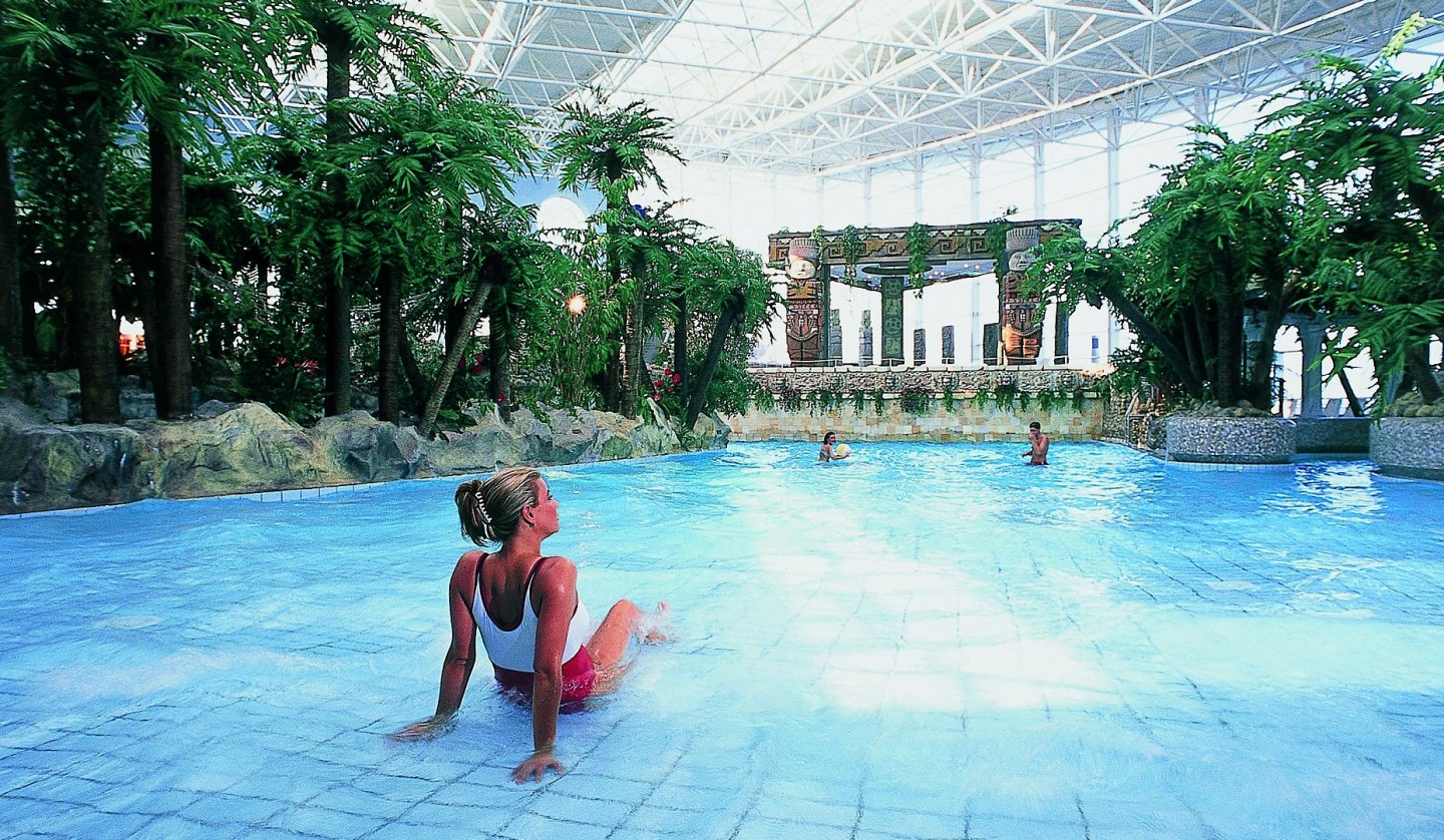 The wave pool, one of the many different water attractions, © HanseDom Stralsund GmbH