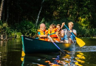 To the paddles, ready fun - in the Mecklenburg Lake District canoeing becomes an adventure, © TMV/Roth