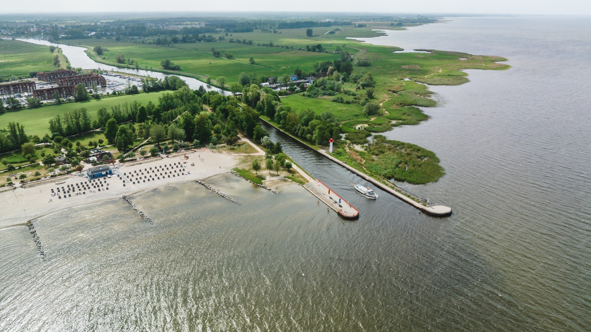 From Ueckermünde, the bicycle ferry crosses the Szczecin Lagoon to Usedom. Beautiful views for the two friends included., © TMV/Gross