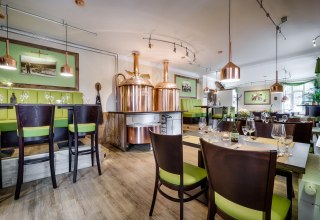 Enjoy your food and drinks in the immediate vicinity of the copper-colored brew kettle and in a beautiful and friendly ambience., © Darßer BRAUHAUS