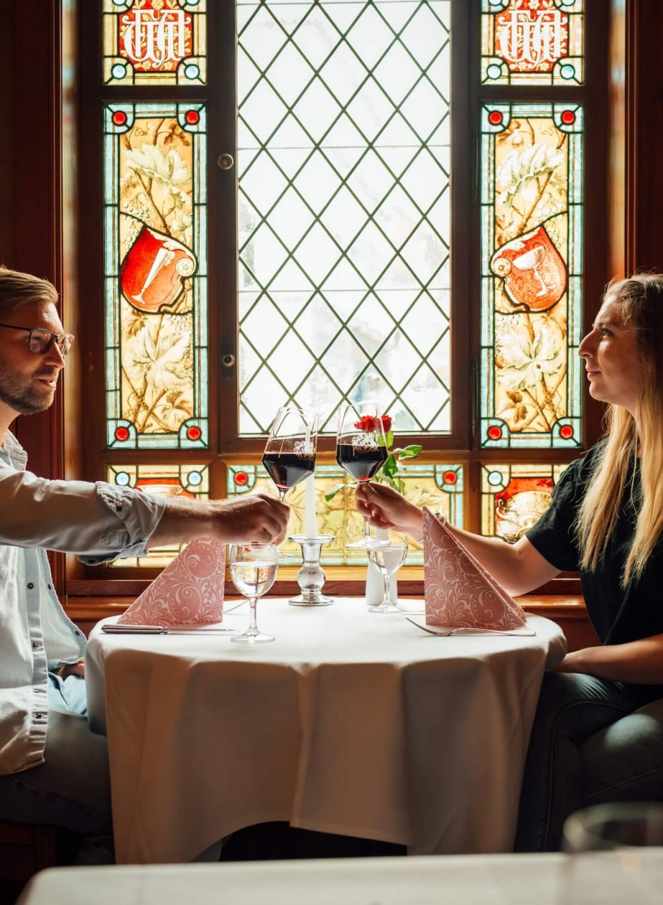 A couple in the Wöhler restaurant toast with wine