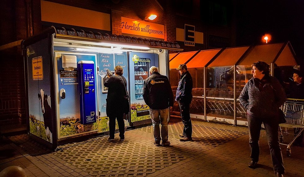 Milk vending machine EDEKA Malchow, © Van der Ham Bollewick