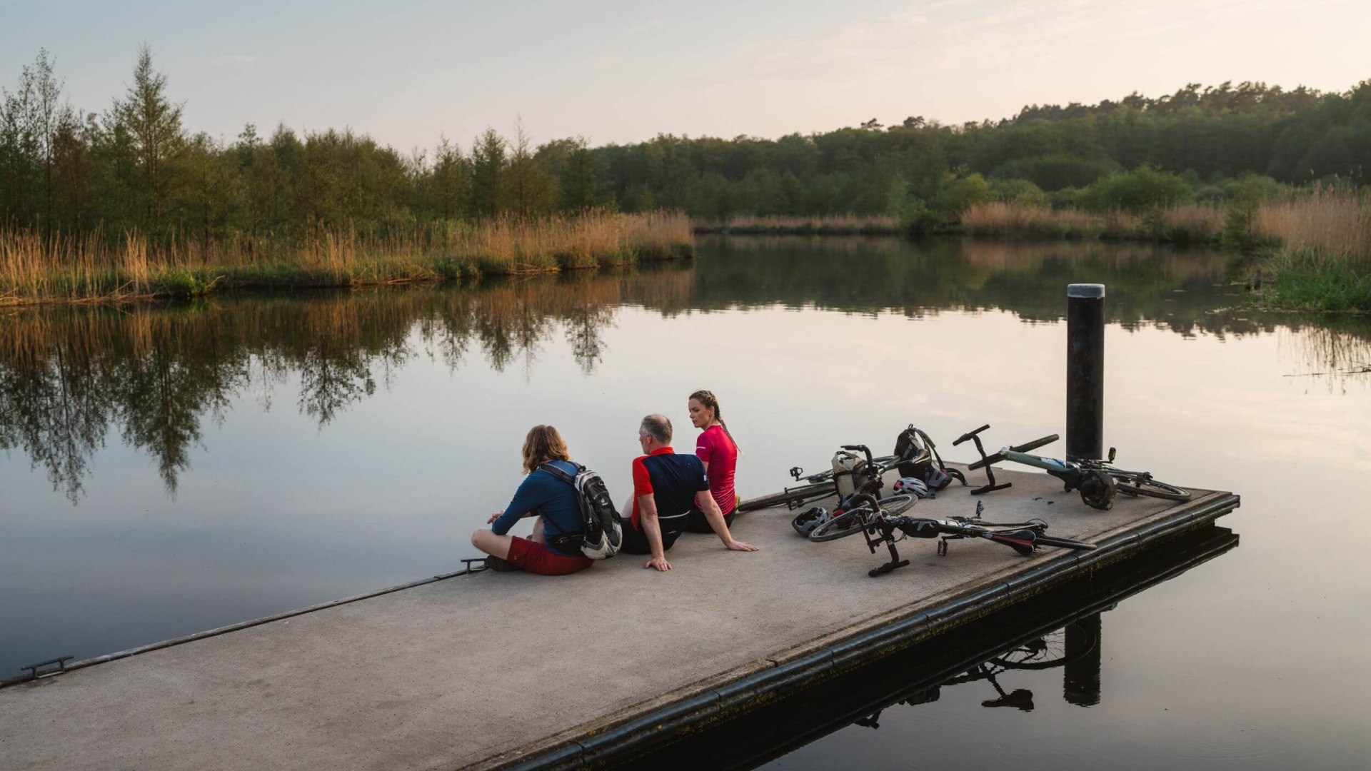 Bikepacking: a break on the Peene after a bike tour