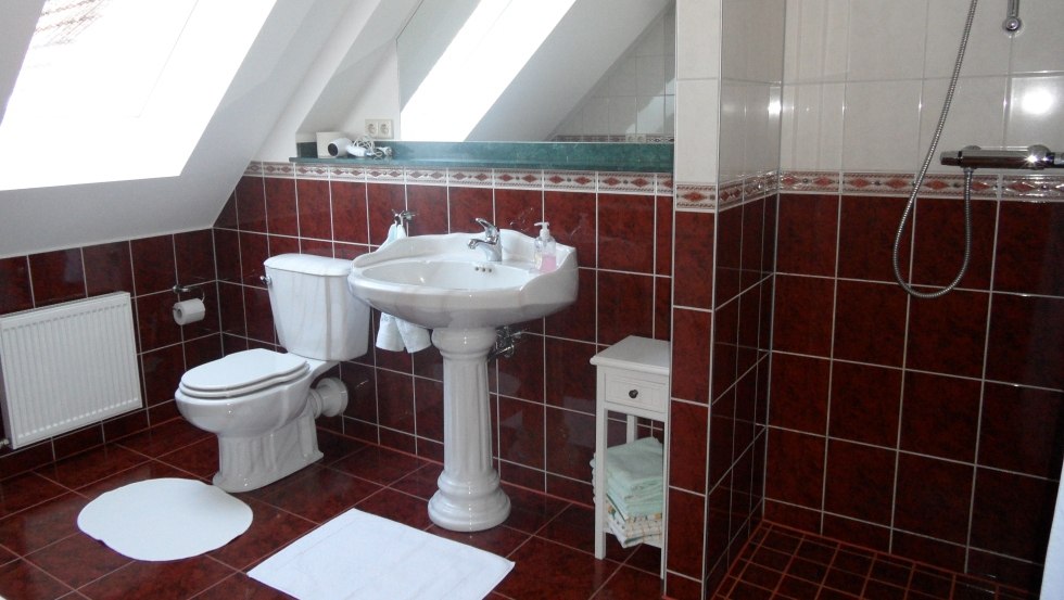 Spacious, bright and modern - the bathroom in the apartment Kirchenblick, © Ferienwohnung Kirchenblick/Schwarz