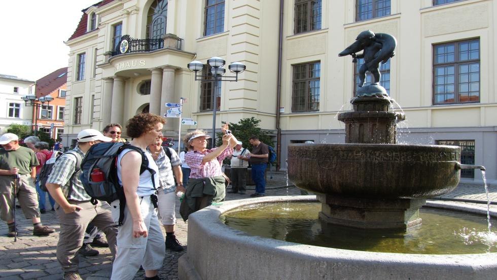 The Hechtbrunnen - Teterow's landmark still reminds us of the shield pranks of the Oldfords, © Jana Koch