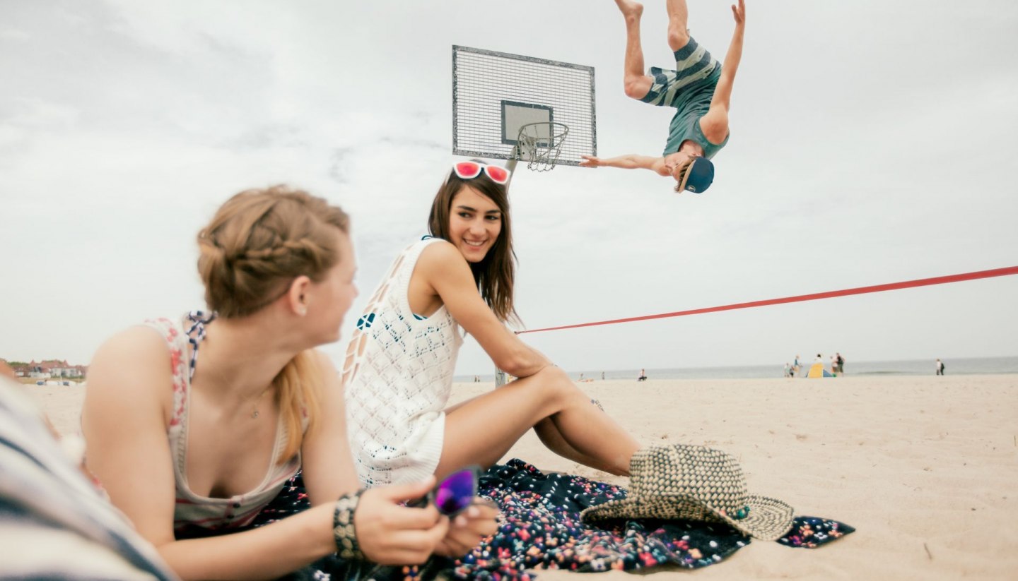 Slackline on the beach with sun, © TMV/Timo Roth