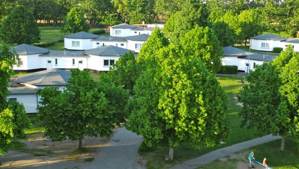 our bungalows in partial view from the front, © Ulis Kinderland e.V.