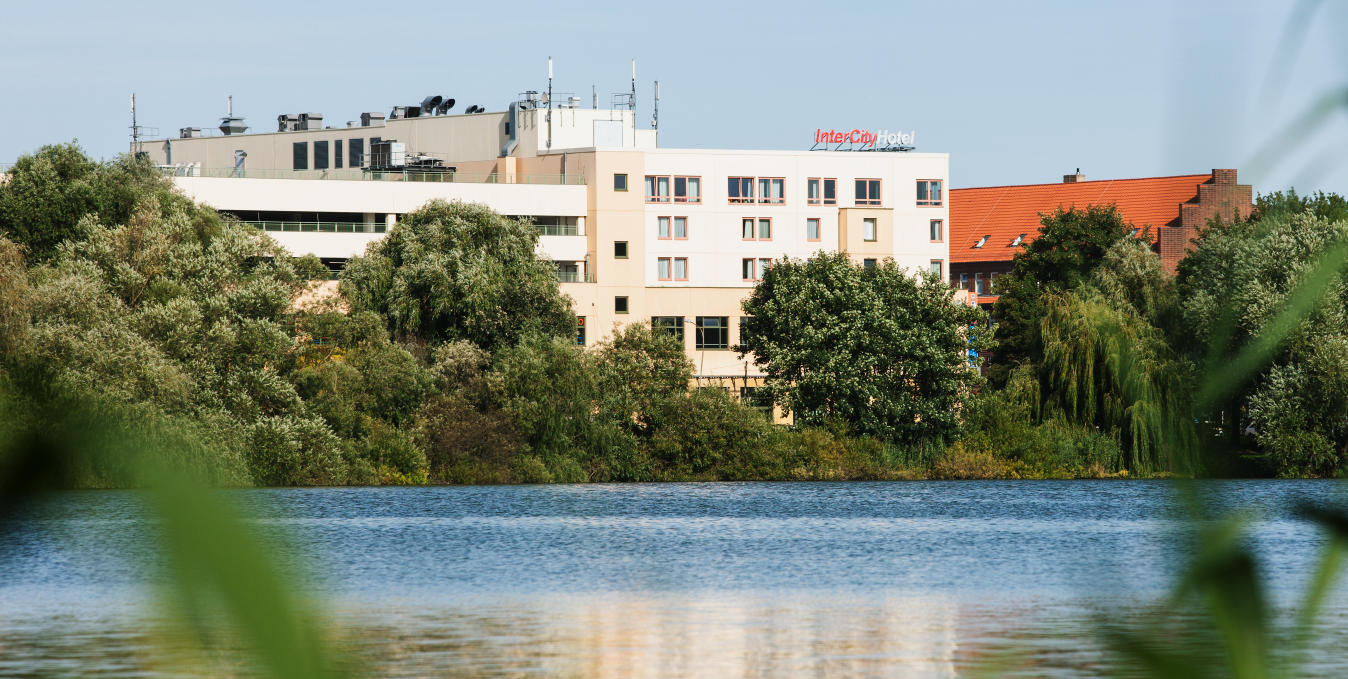 Exterior view across the knee pond., © IntercityHotel Stralsund