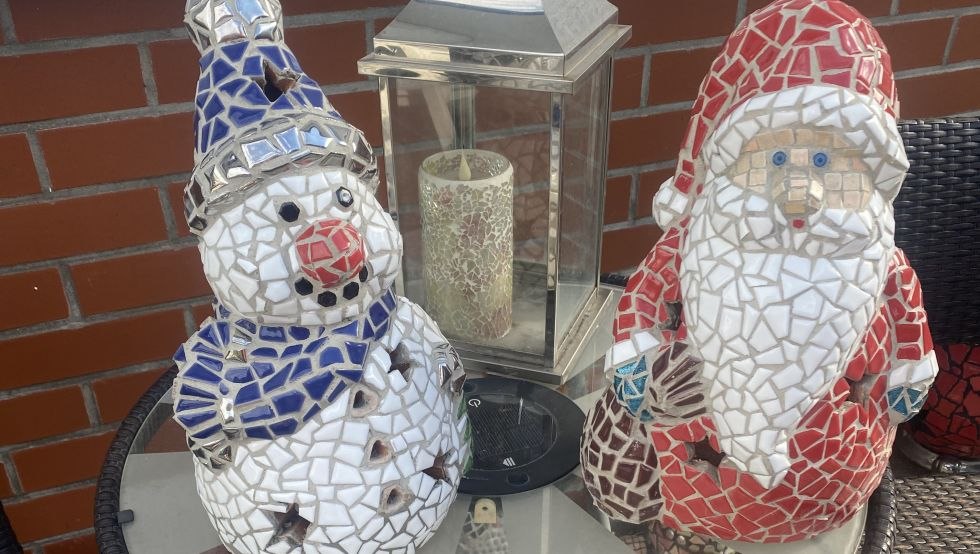 Terracotta Santa Claus and snowman with mosaic tiles, © Margarete Reimer