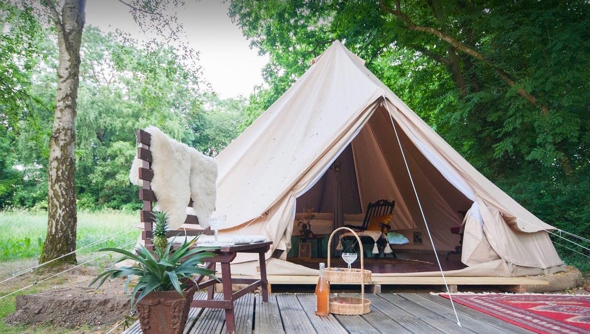 Glamping in the park of the manor house Scharpzow, © Nina Hollensteiner