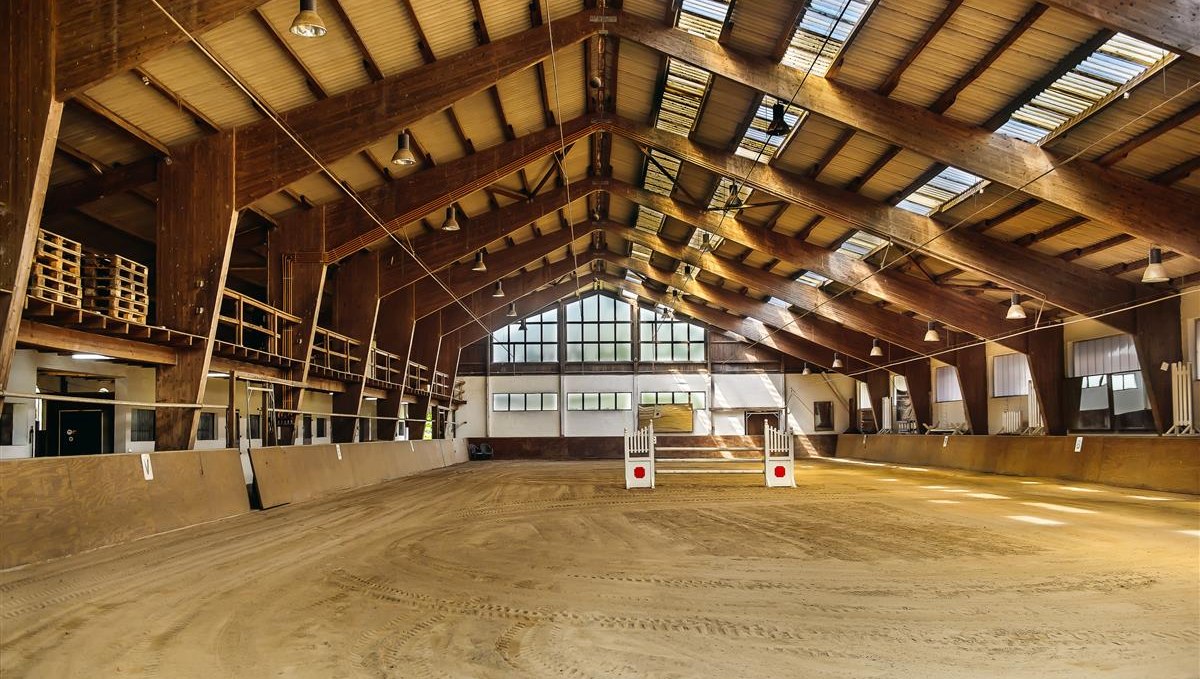 spacious indoor riding arena, © Bombis