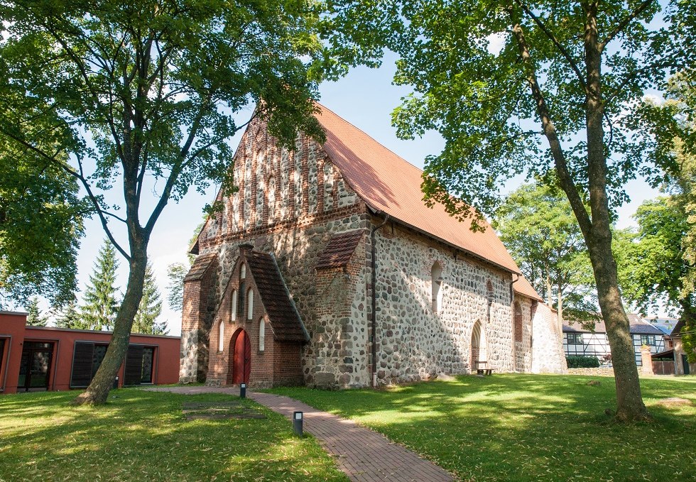 Church Vilz side from the front with modern extension, © Frank Burger