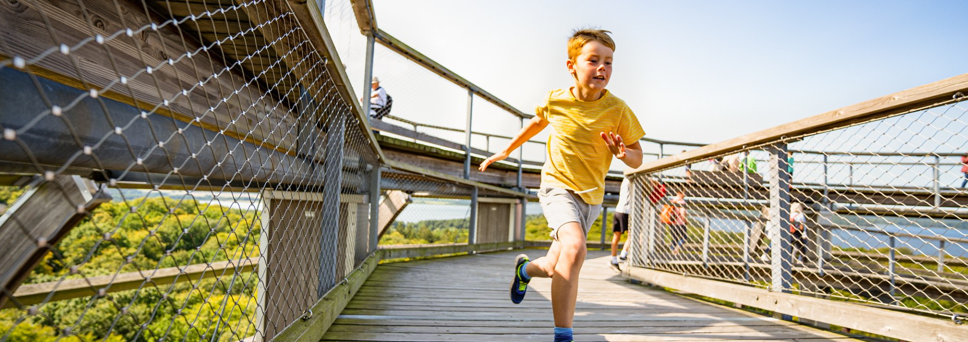 children on top of viewing platform Naturerbenzentrum Ruegen, © Naturerbezentrum_Ruegen