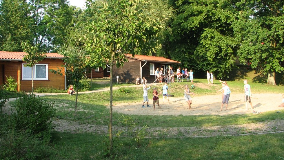 Free time on the volleyball court of the forest school., © Zebef e.V.