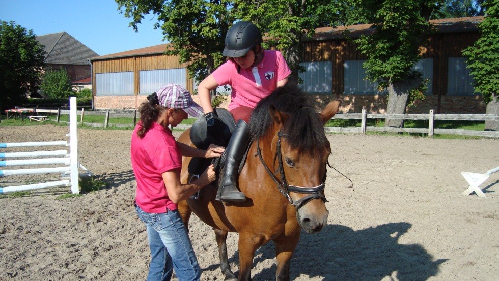 During the therapeutic riding encounter with the horse, impaired children and adults experience the closeness to the horse, © Reit- und Fahrverein Obermützkow e.V.