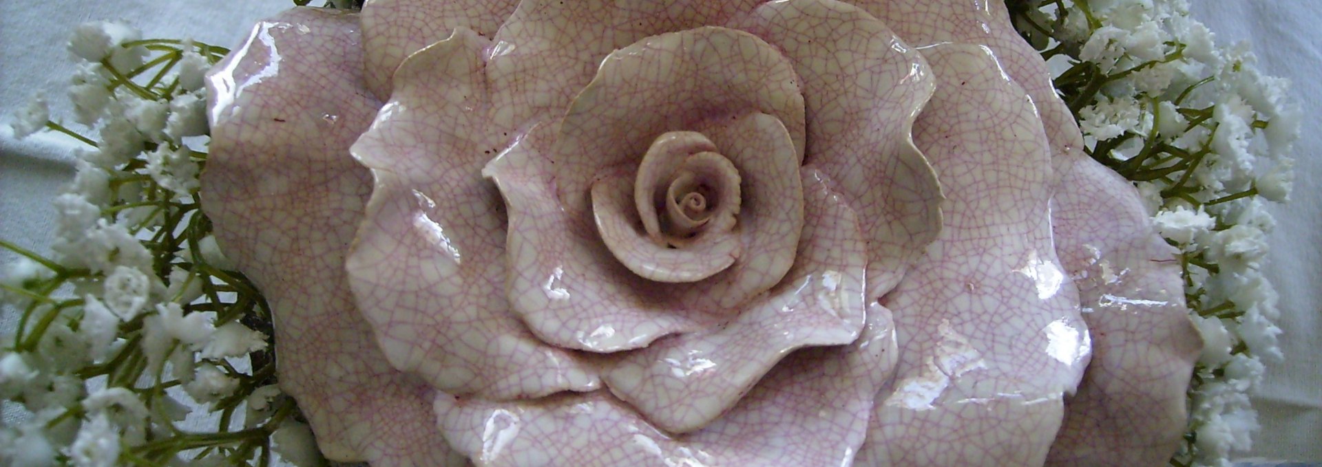 Glazed ceramic rose, © Rosentau-Keramik/Rehfeld