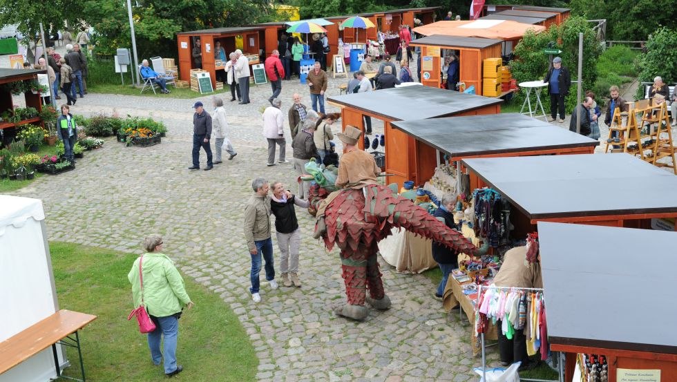 Every first Sunday of the season, the Biosphäre-Schaalsee market in front of the PAHLHUUS offers products from the region, © TMV/Foto@Andreas-Duerst.de