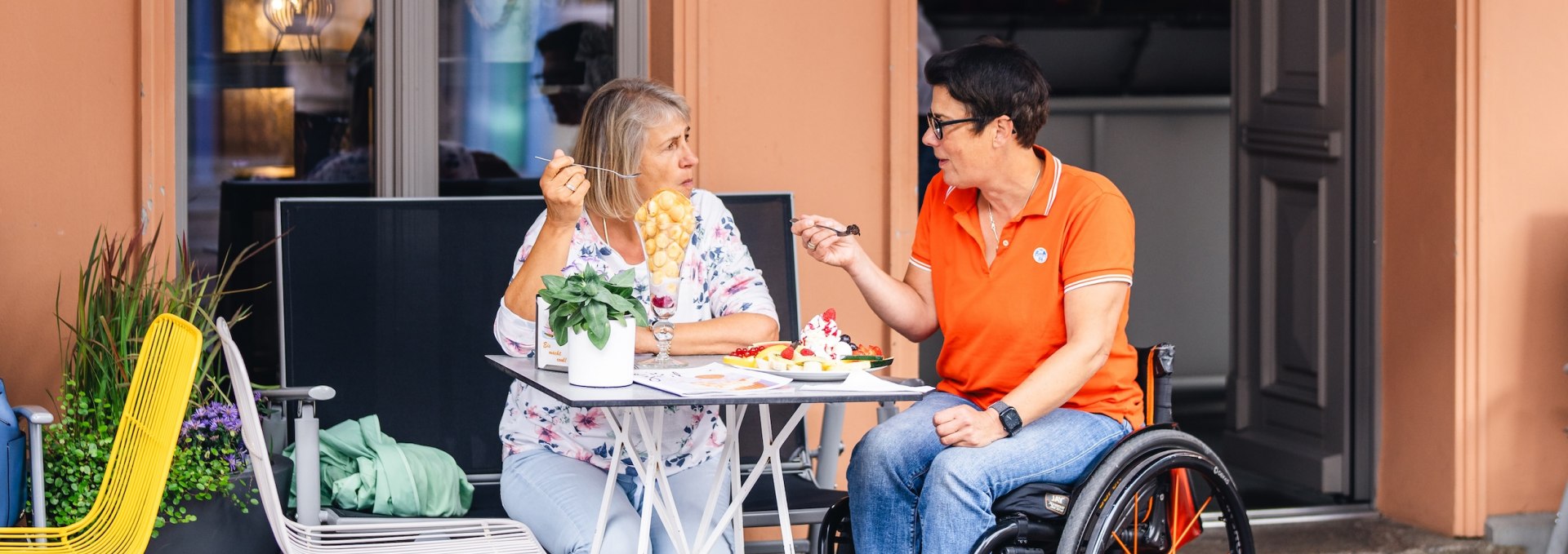 If you do sport, you need a boost! Kerstin and Angelika treat themselves to a sweet snack at the Al Ponte ice cream parlor., © TMV/Gross