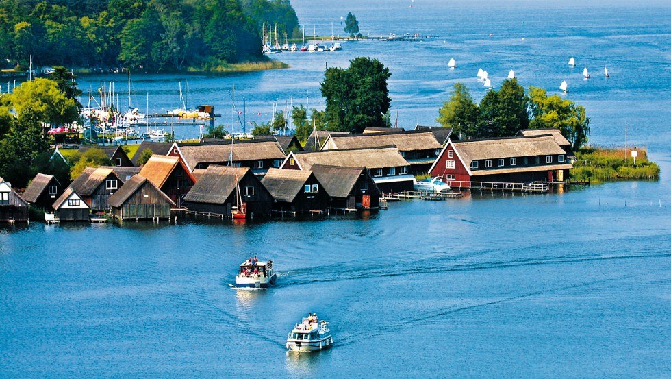 Embedded in a beautiful forest and lake landscape, the Röbel Bay appears with its small fishing cottages and sailboats., © TMV/Kuhnle Tours