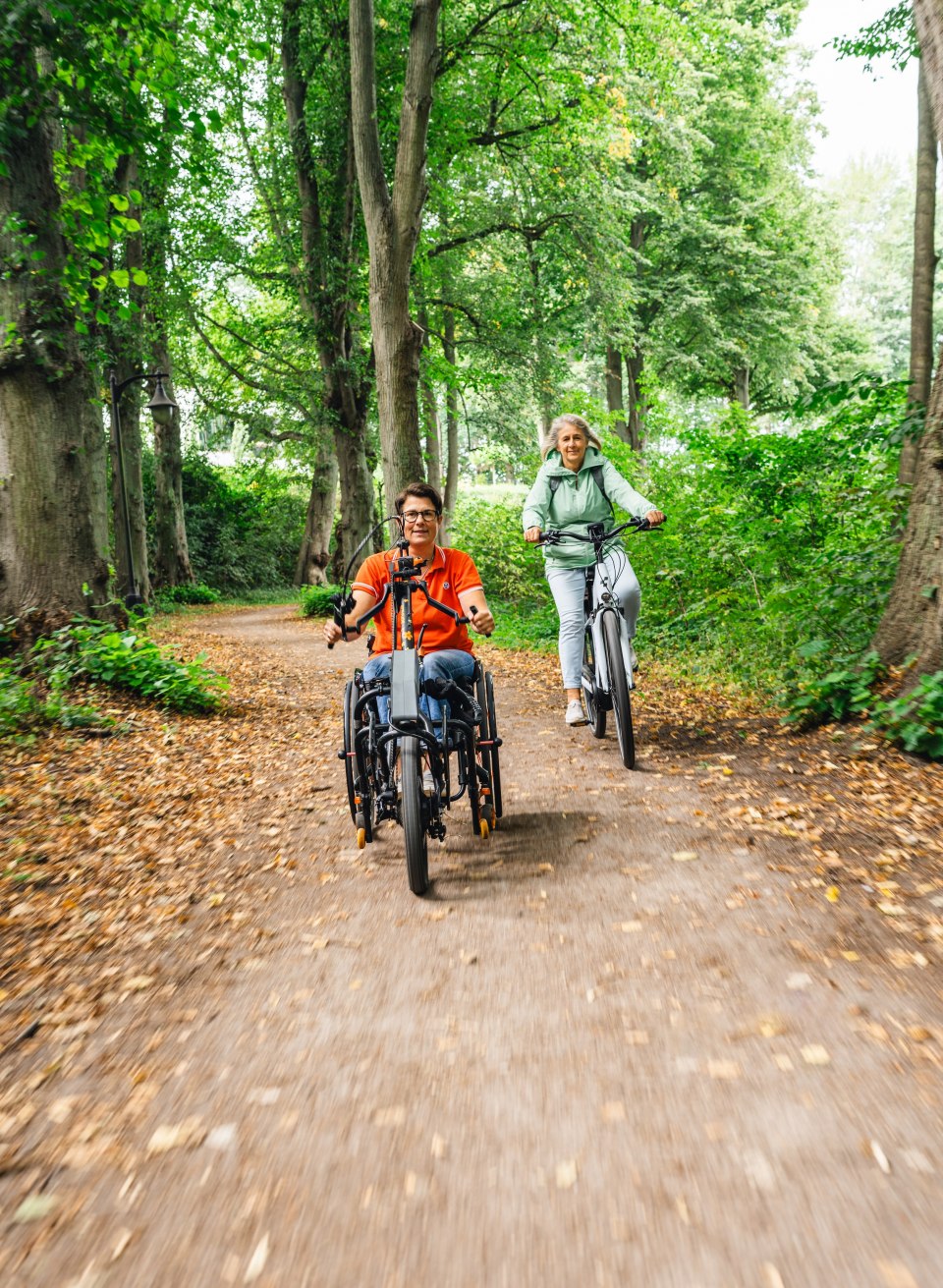 Thanks to her electric handbike, Kerstin can also get around quickly on land., © TMV/Gross