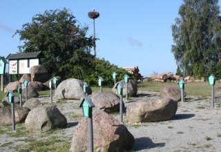 A part of the erratic block garden with its "plants, © Mecklenburgische Kleinseenplatte Touristik GmbH