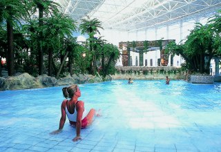 The wave pool, one of the many different water attractions, © HanseDom Stralsund GmbH