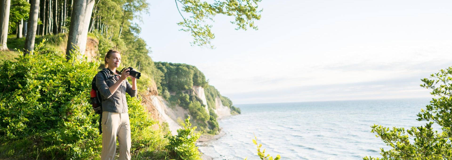 In harmony with nature: a journey of discovery along the high shore trail in the majestic Jasmund National Park, surrounded by the imposing chalk cliffs., © TMV/Roth