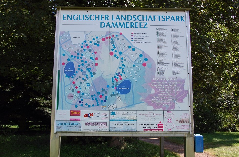 A display board at the entrance provides information about the trees located in the park., © Gabriele Skorupski