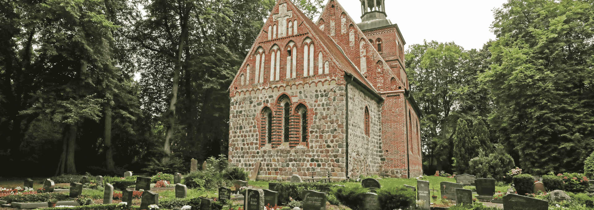 Cemetery in front of the church, © TMV/Gohlke